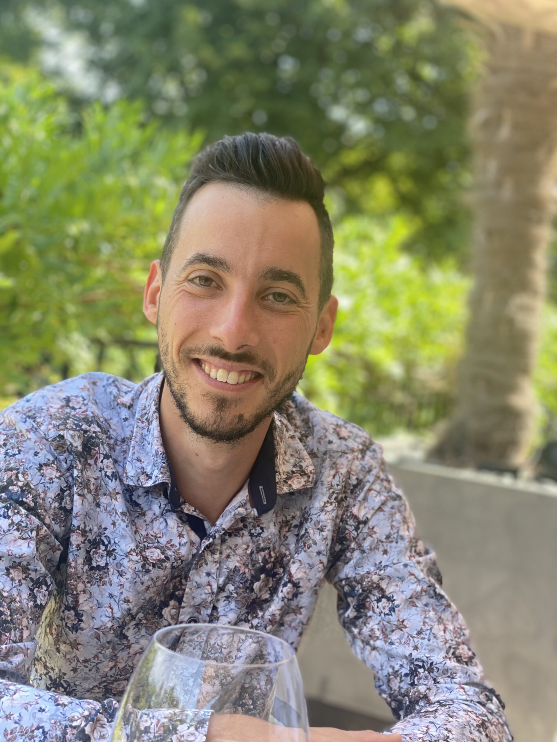 Photo de moi Nicolas ANTOINE Immobilier-amneville Photo de Nicolas ANTOINE en chemise Fleurie